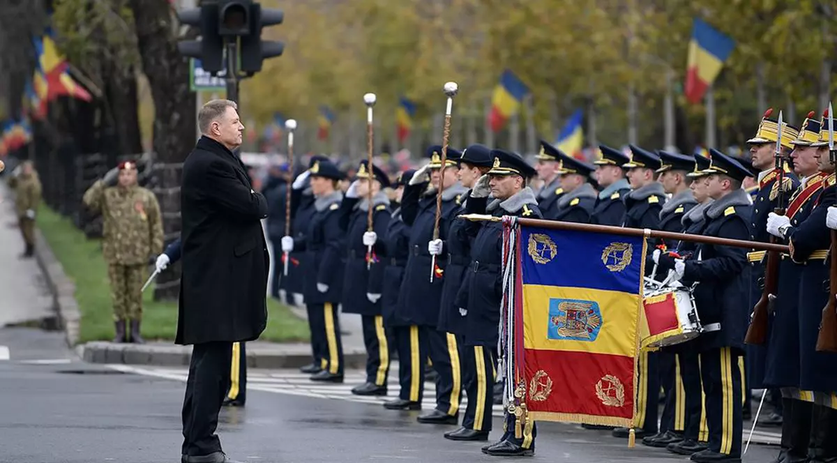 UPDATE | Mesajele politicienilor de Ziua Naţională a României. Imagini în costum tradiţional şi recital de poezii patriotice