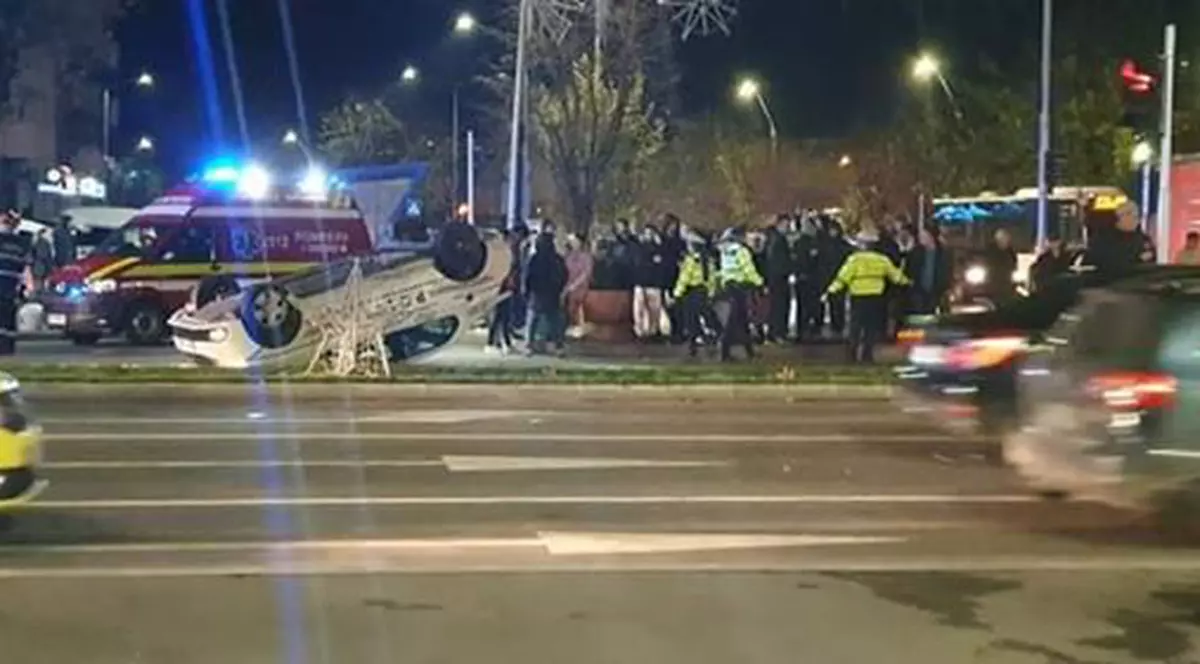 Trei polițiști răniți în misiune, după un accident în București