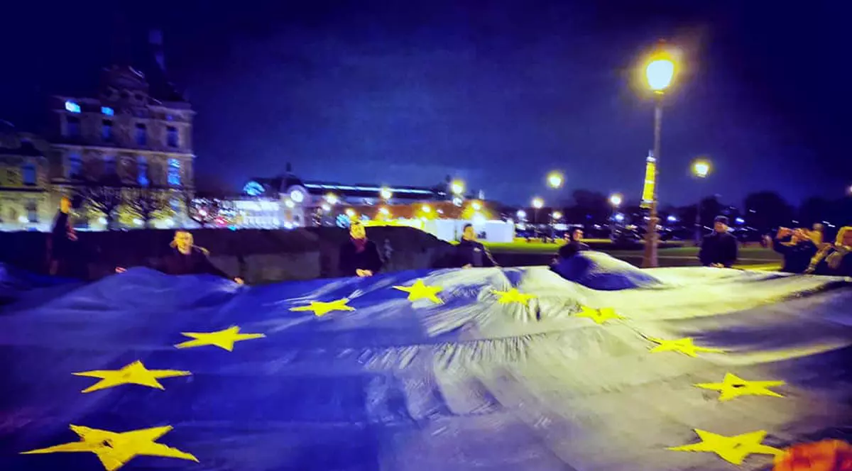 Românii au întins un uriaș steag UE la Paris, de Ziua Cetățeniei Europene. Drapelul, cusut de mână