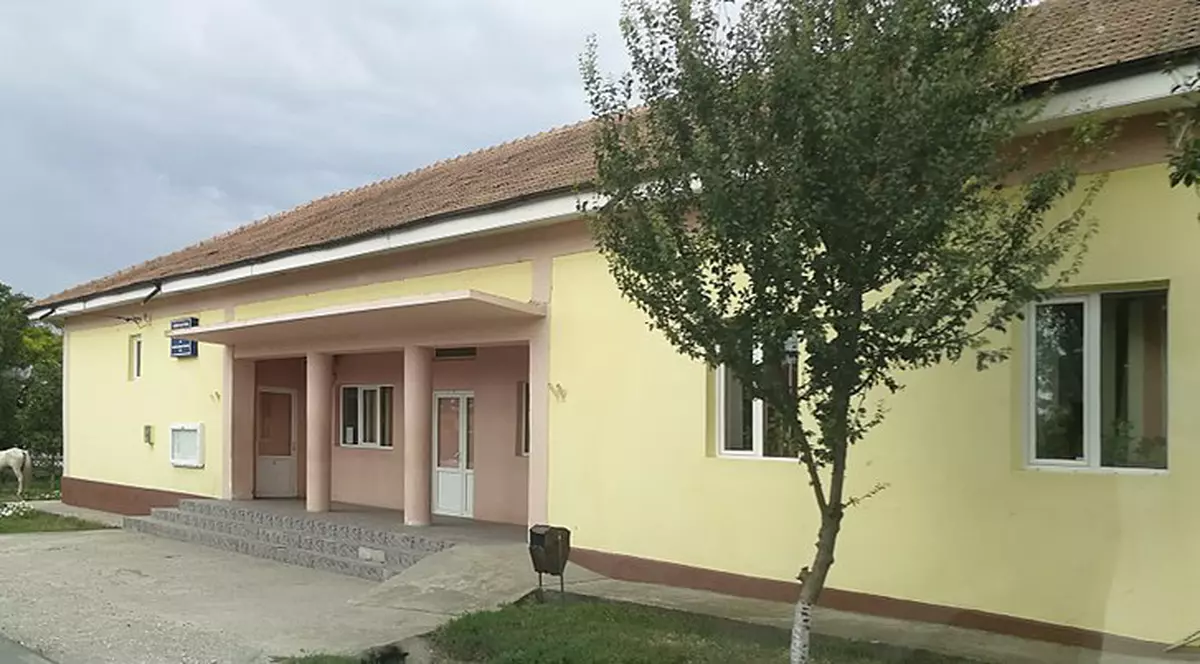 Morți ținuți în căminul cultural, unde se împart și darurile pentru copii. Care e explicația