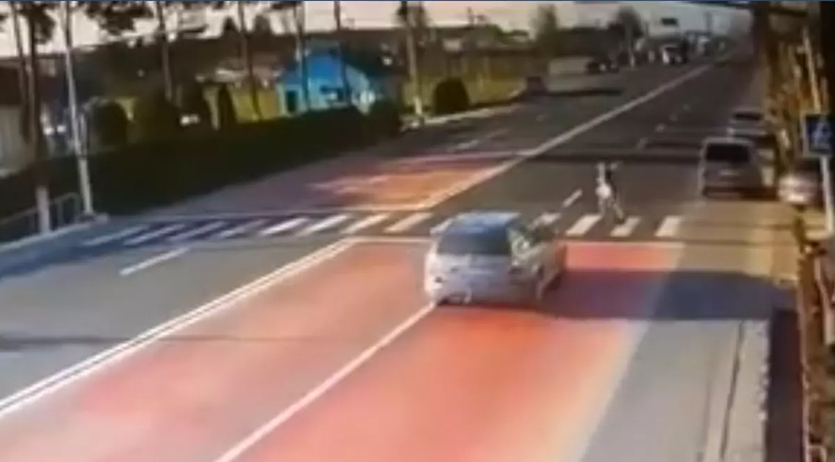 VIDEO | Farmacistă lovită pe trecerea de pietoni, pe un drum din județul Dolj. Care este starea victimei