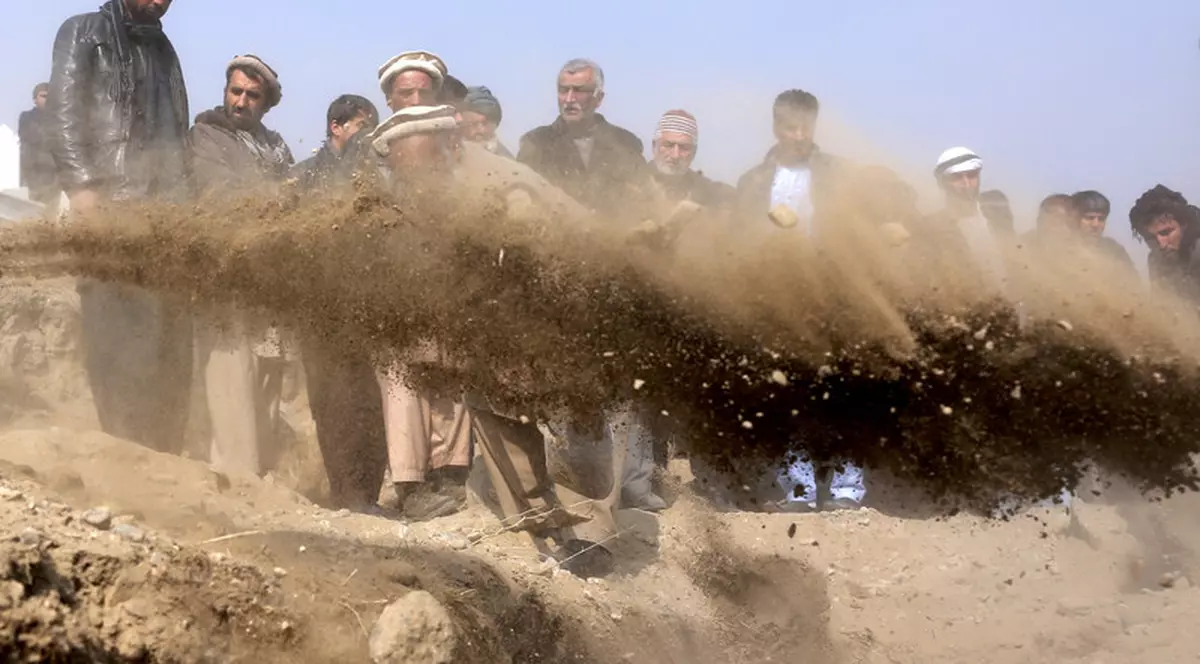 10 membri ai unei familii, aflați în drum spre o înmormântare, uciși de o bombă în Afganistan