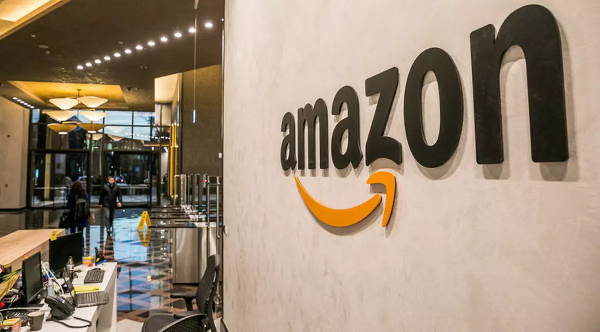 Scandal la Amazon, după ce a pus la vânzare ornamente de Crăciun cu imagini de la Auschwitz