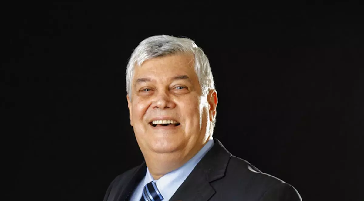 Vedetă a muzicii anilor ’70, George Enache cântă încă pentru publicul său, în spectacole de revistă