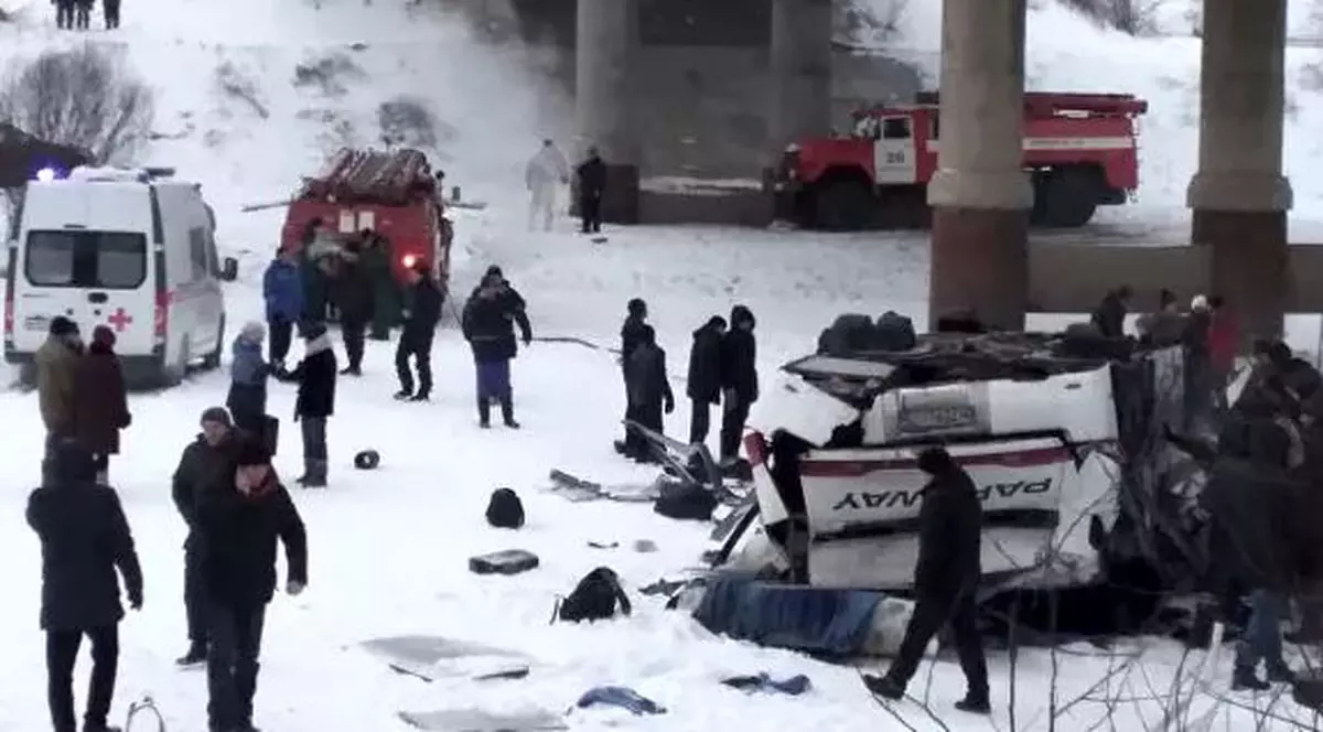 Un autobuz a căzut într-un râu din Siberia. 15 oameni au murit