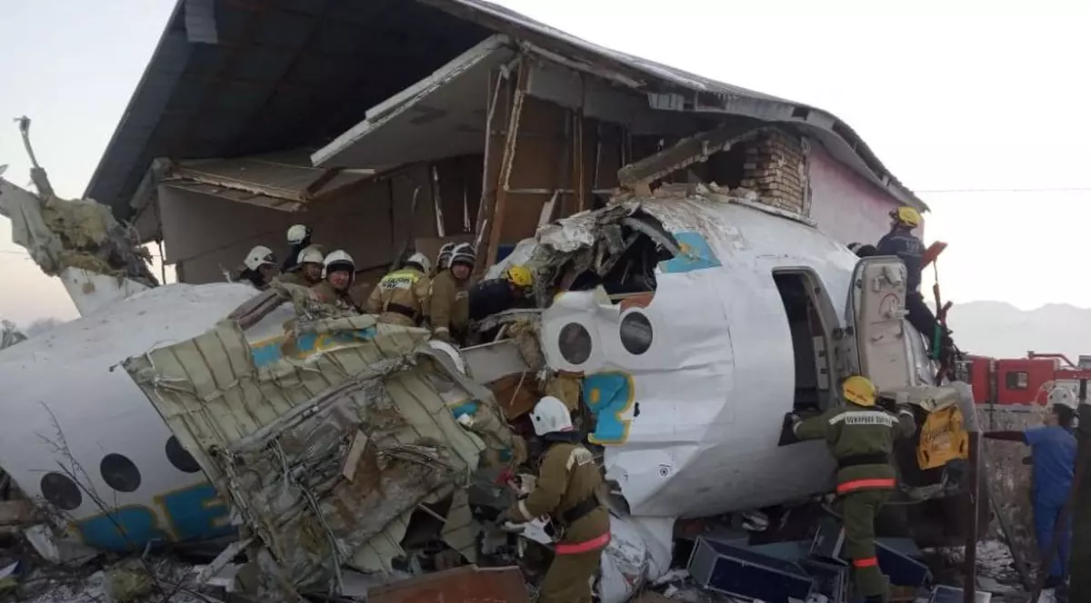 Un avion cu aproape 100 de pasageri s-a prăbușit în Kazahstan. Cel puțin 14 oameni au murit