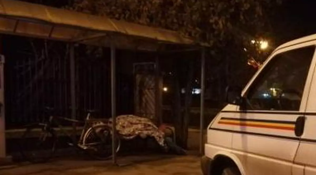 Bărbat mort, lăsat în stația de autobuz. Legiștii nu au ridicat trupul pentru că erau în afara programului