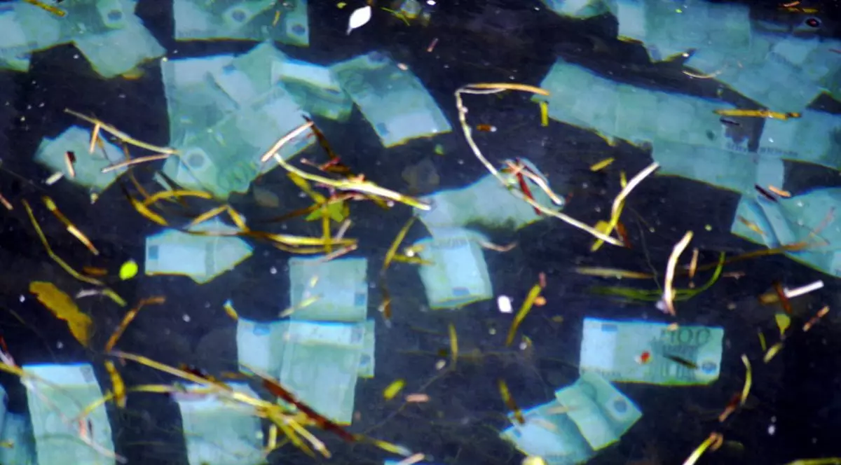 Mii de bancnote de 100 de euro au plutit pe un canal din Milano