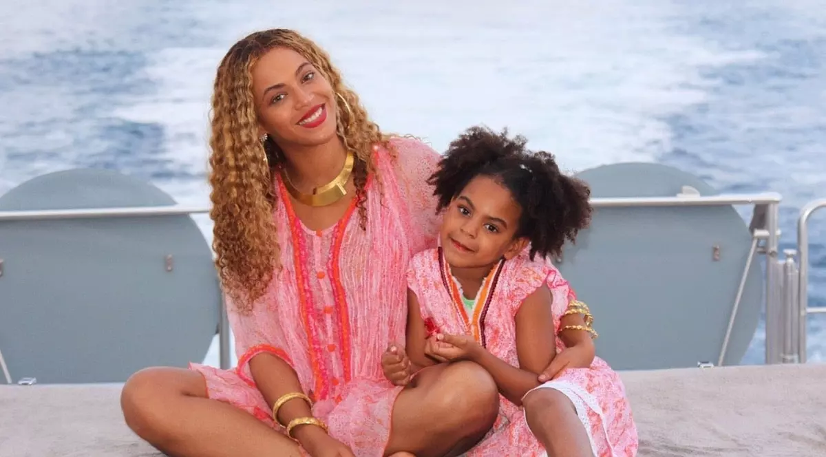 Fiica lui Beyonce îi face concurență mamei sale la evenimentele mondene. La 7 ani, se îmbracă după ultima modă!