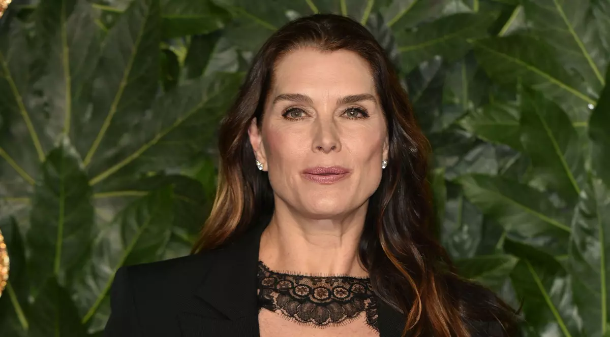 Cum arată Brooke Shields în costum de baie la 54 de ani!