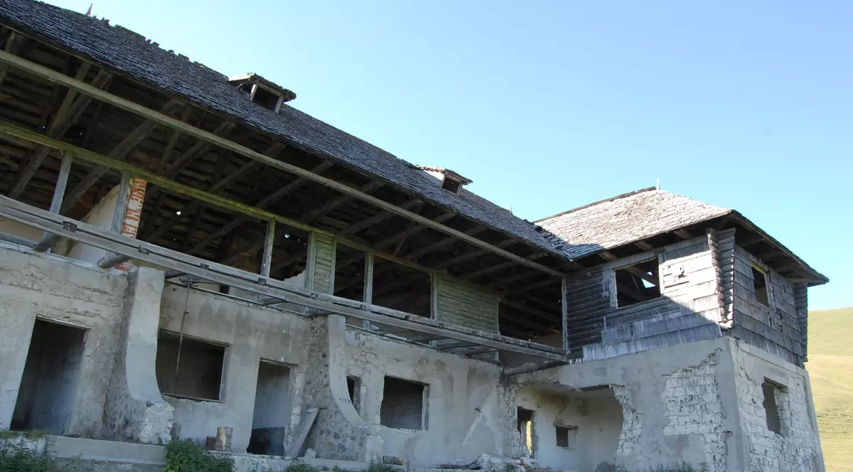 Mafia din munți. Cum s-a pierdut ”din pix” o cabană istorică din Făgăraș. ”Pot s-o și dărâme dacă vor, că în acte nu mai există”