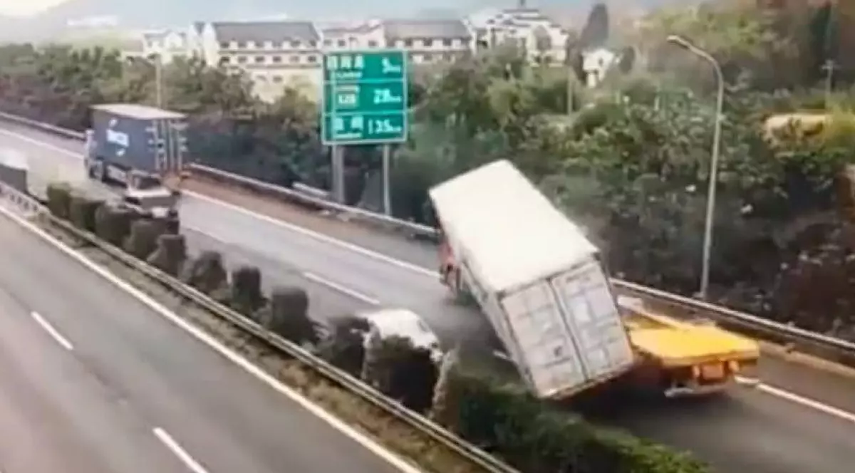 A scăpat ca prin minune dintr-un accident teribil! Containerul unui camion a căzut la câțiva metri de o mașină aflată în trafic