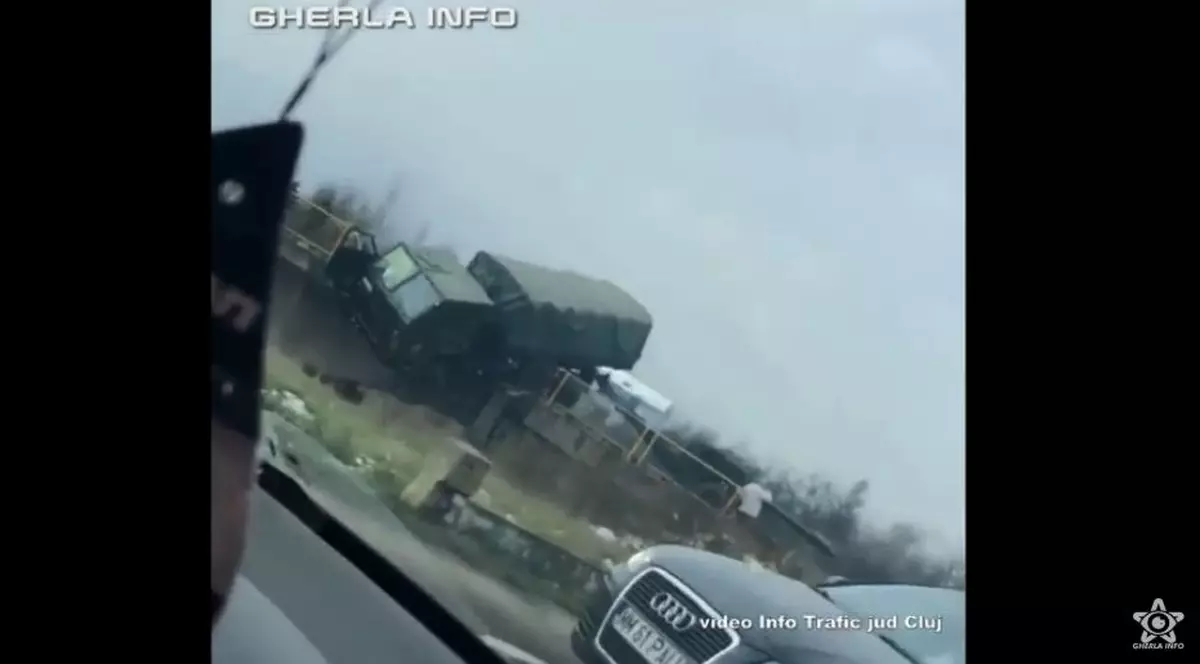 Un camion militar care transporta un tun, aproape să cadă de pe un pod