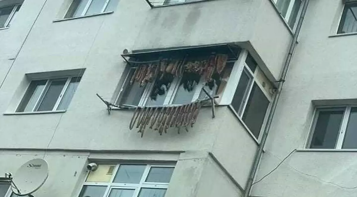 Vin sărbătorile! Slănină și cârnați puși la uscat, pe balcon