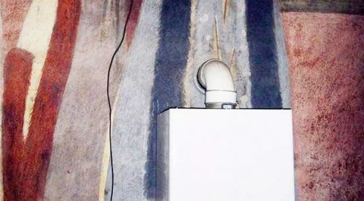 Centrală termică montată peste o pictură veche de peste 200 de ani, într-o biserică din Târgu Jiu. Cum au reacționat enoriașii