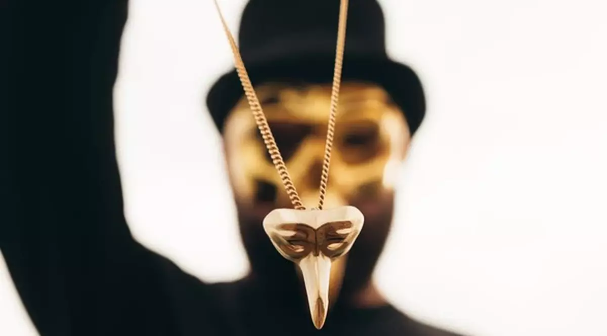 Claptone, unul dintre artiștii de la Neversea, a lansat o bijuterie personalizată (PUBLICITATE)