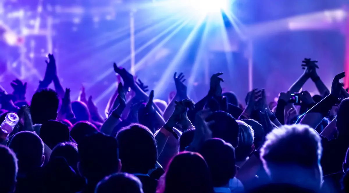 multe persoane la un eveniment