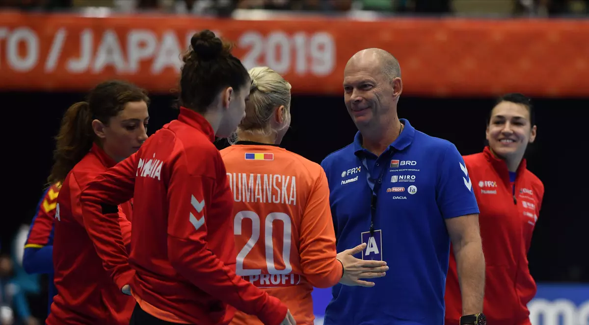 Tomas Ryde zâmbitor, felicitându-și jucătoarele la finalul meciului