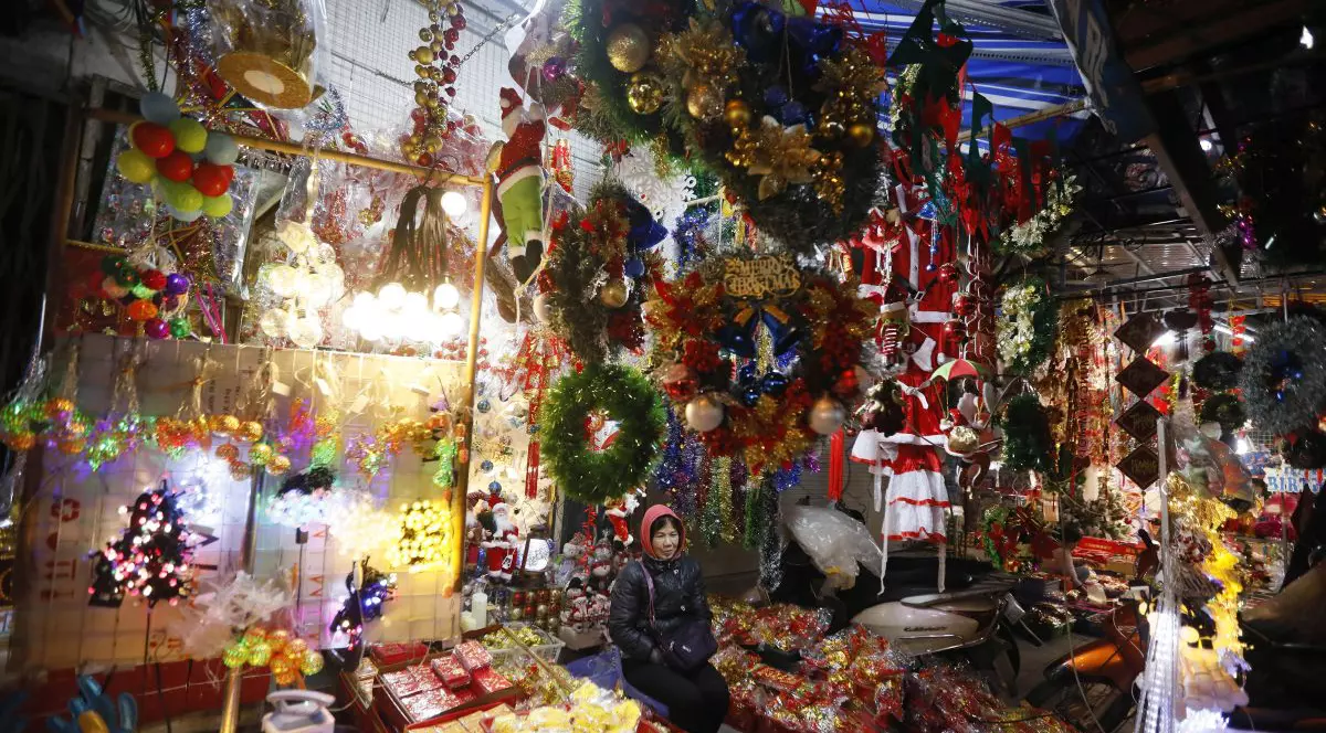 Crăciunul în Vietnam. Risipa materială și alimentară crește spectaculos în această perioadă a anului FOTO: EPA