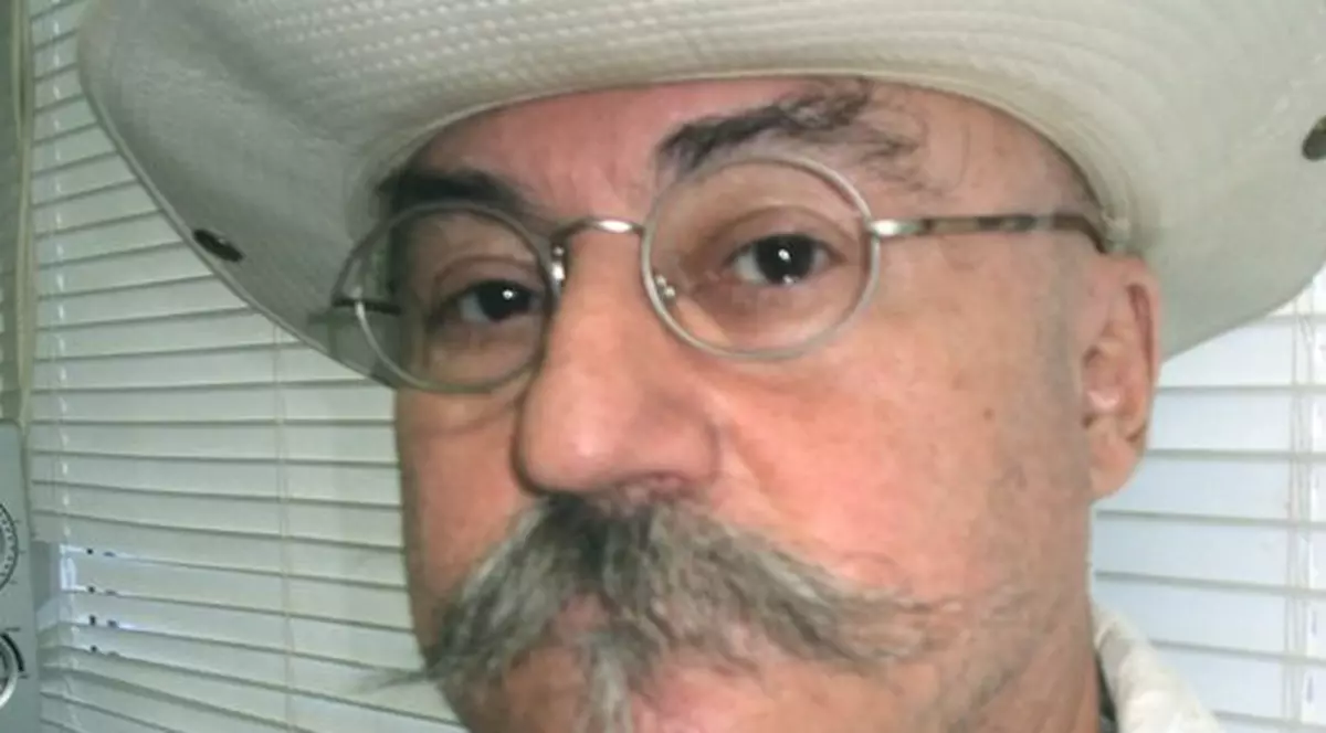 Victima unui accident stupid! Folkistul Doru Stănculescu și-a luxat genunchiul după ce a călcat într-un excrement de câine