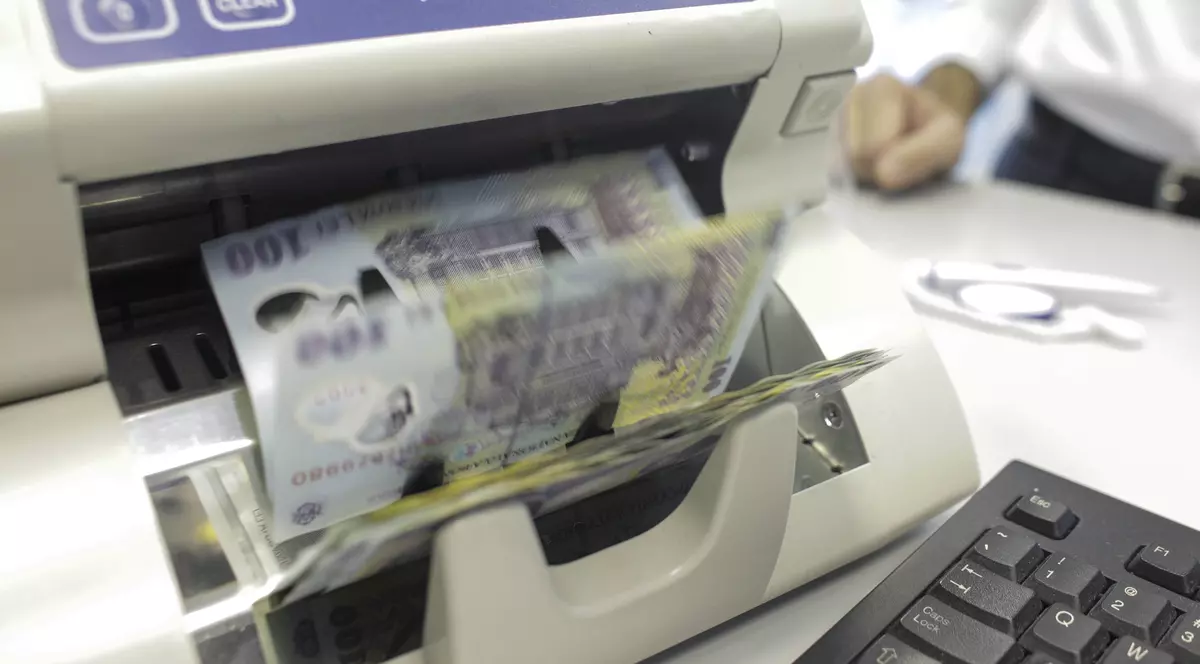 De unde ar putea tăia Guvernul cheltuielile: majorarea pensiilor, impozitarea pensiilor speciale, dublarea alocațiilor, stoparea PNDL. Bani într-un aparat de numărat