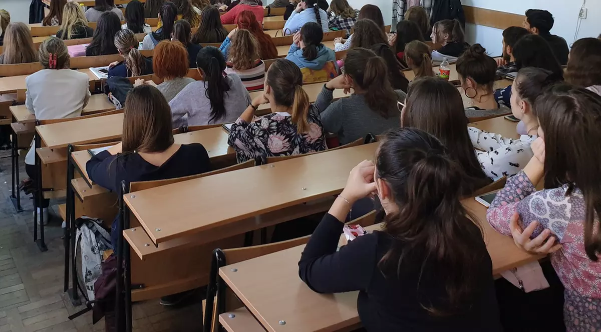 Elevii unei școli din Constanța sunt lăsați repetenți dacă se automutilează. Modificarea regulamentului care a stârnit critici