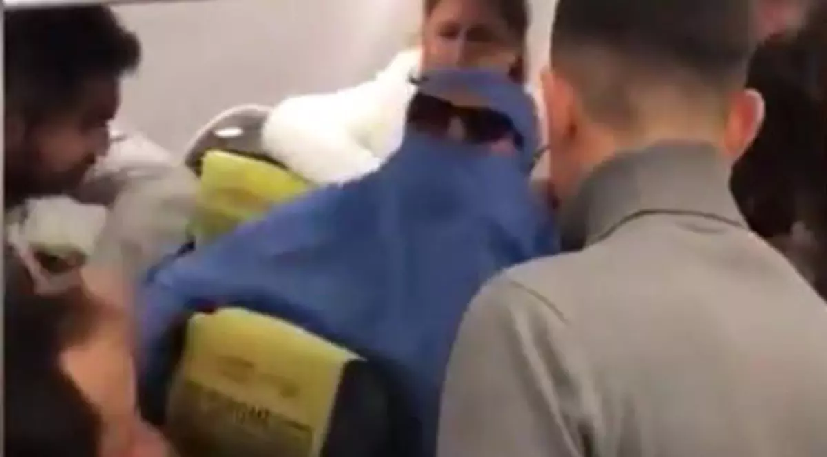 Panică la bordul unui avion din Istanbul. O femeie a amenințat că va arunca aeronava în aer