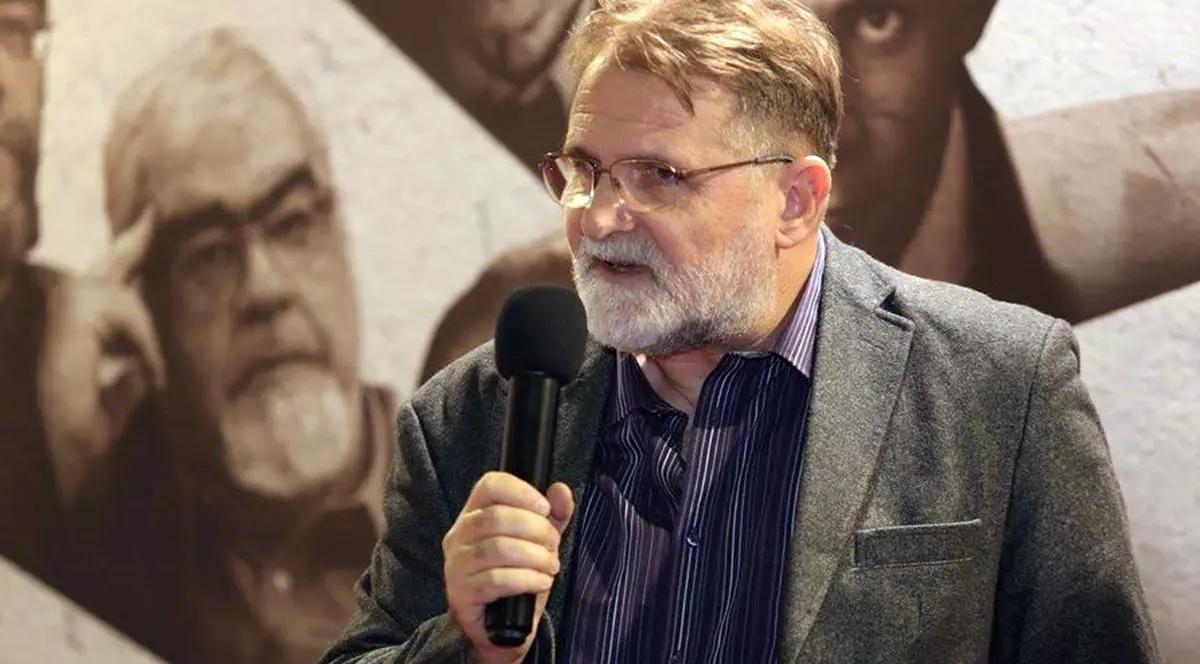 Poezia și umorul ca forme de supraviețuire. Scriitorul Florin Bican: „Versurile ar putea fi folosite ca un ghimpe cu care să scoți alt ghimpe care ți-a intrat în deget”