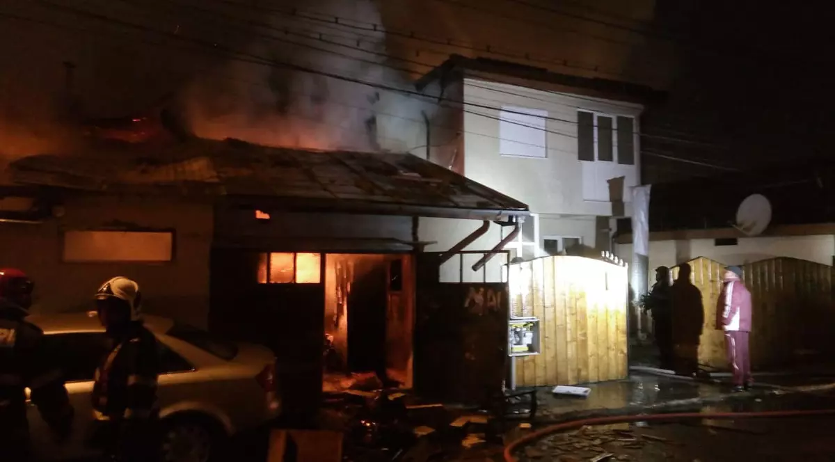 Un incendiu puternic a cuprins șase proprietăți din București. O femeie cu arsuri a fost transportată la Floreasca!