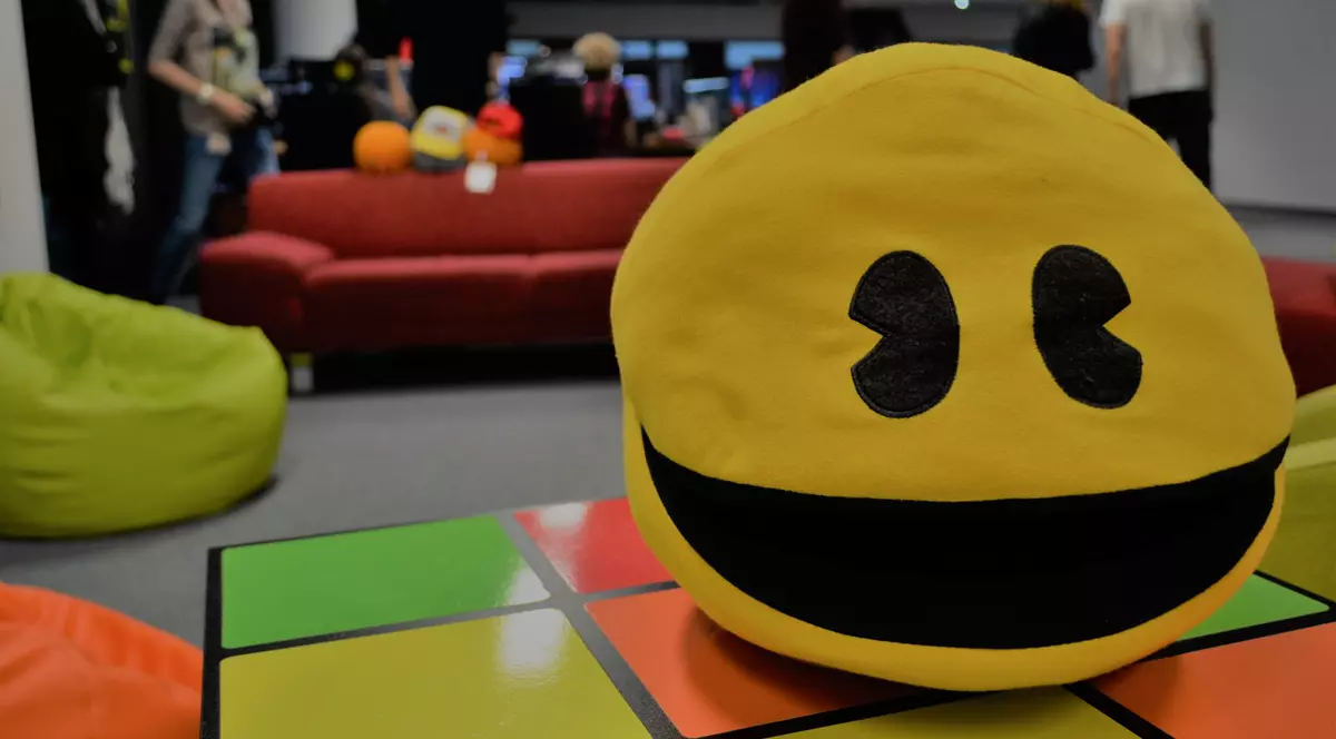 Industria jocurilor video din România a crescut ca Făt-Frumos după criză: afaceri 168 de milioane de euro, 6.000 de angajați și peste 100 de studiouri. Mascota Pac-Man, joc creat de Bandai Namco
