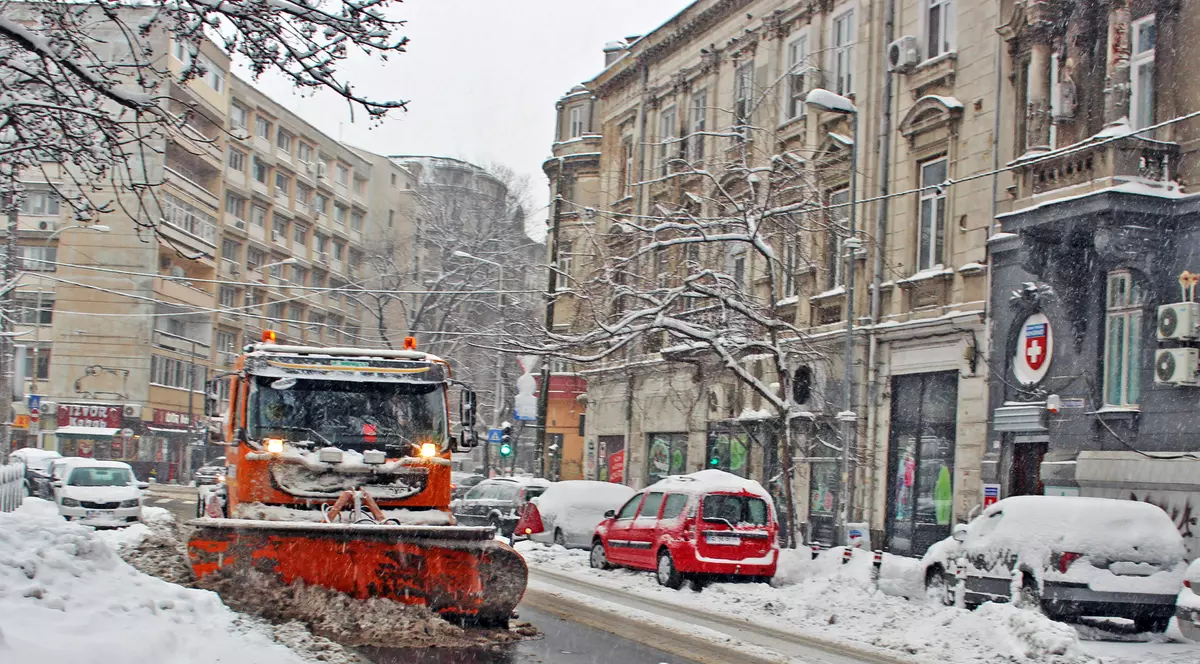 Ninsori abundente si viscol in Bucuresti. Cod portocaliu de vreme rea. Strazi inzapezite, circulatie ingreunata, utilaje de deszapezire. Vineri 6 Ianuarie 2017. Keywords: ninsoare, ninge, zapada, viscolit, cetateni, circulatie