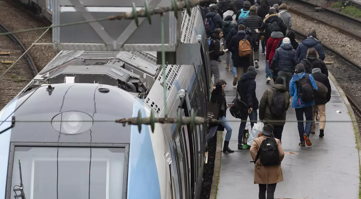 Grevele din Franța dau peste cap circulația feroviară, rutieră și aeriană. Avertizarea emisă de MAE