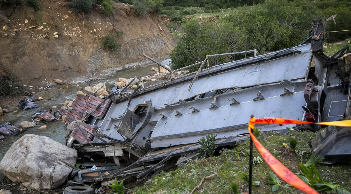Un autocar cu peste 40 de pasageri la bord a căzut într-o râpă, în Tunisia. Cel puțin 24 de oameni au murit