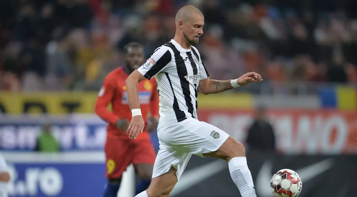 Astra Giurgiu a urcat pe primul loc în Liga 1, după victoria de duminică, de pe teren propriu, 1-0, cu CS Universitatea Craiova. Trupa din Giurgiu a profitat și de înfrângerea fostului lider, CFR Cluj, 1-2, la Botoșani și a preluat șefia în clasament, după 20 de etape.