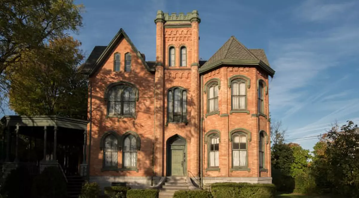 Conac de 6.000 de metri pătrați și zece dormitoare se vinde în New York cu doar 50.000 de dolari! Ce condiții trebuie să îndeplinești