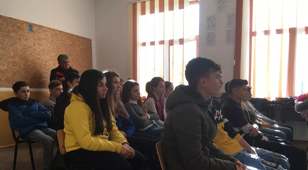 Elevii unei școli din Constanța sunt lăsați repetenți dacă se automutilează. Modificarea regulamentului care a stârnit critici