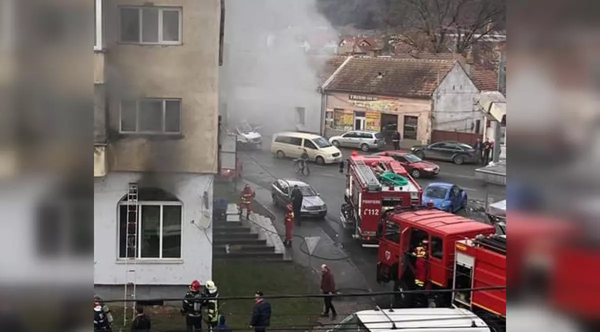 Incendiu într-un bloc din Bistrița-Năsăud. 30 de oameni au fost evacuați
