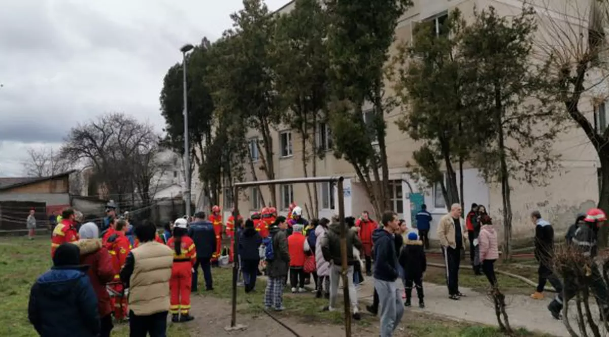 Incendiu într-un bloc din Târgu Mureș. Zeci de oameni au fost evacuați