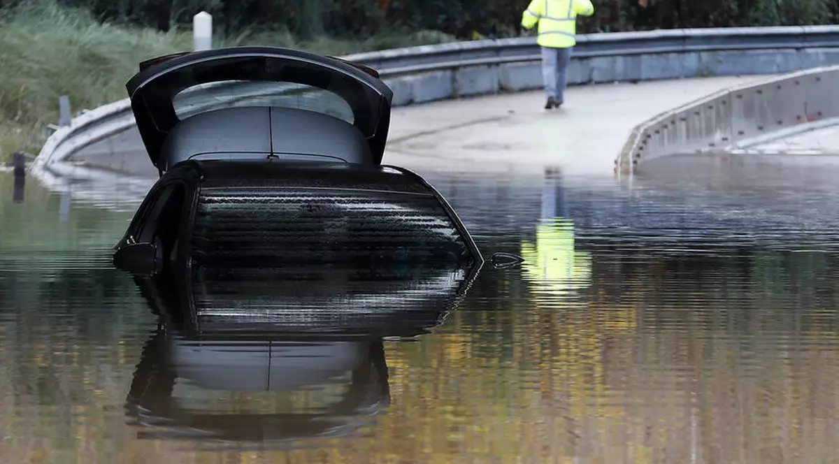 Inundațiile au făcut prăpăd în Franța. Cel puțin trei persoane au murit, mii de case au rămas fără curent