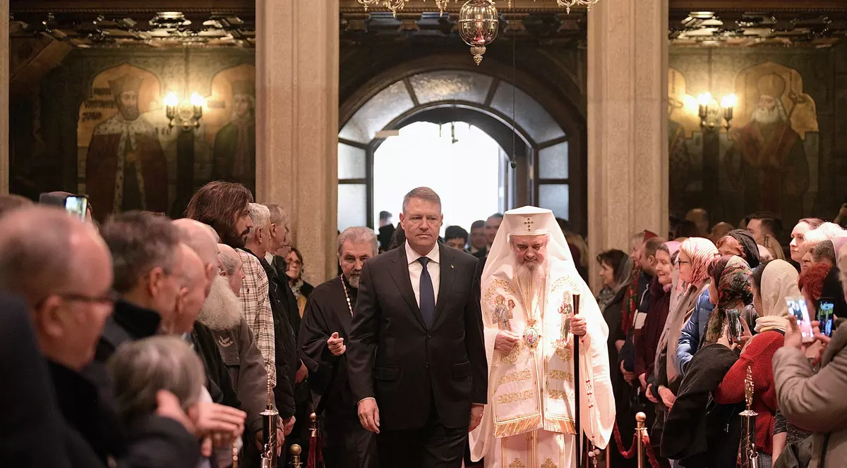 Slujbă la Patriarhie pentru pomenirea eroilor Revoluției. Au participat președintele Iohannis și premierul Orban