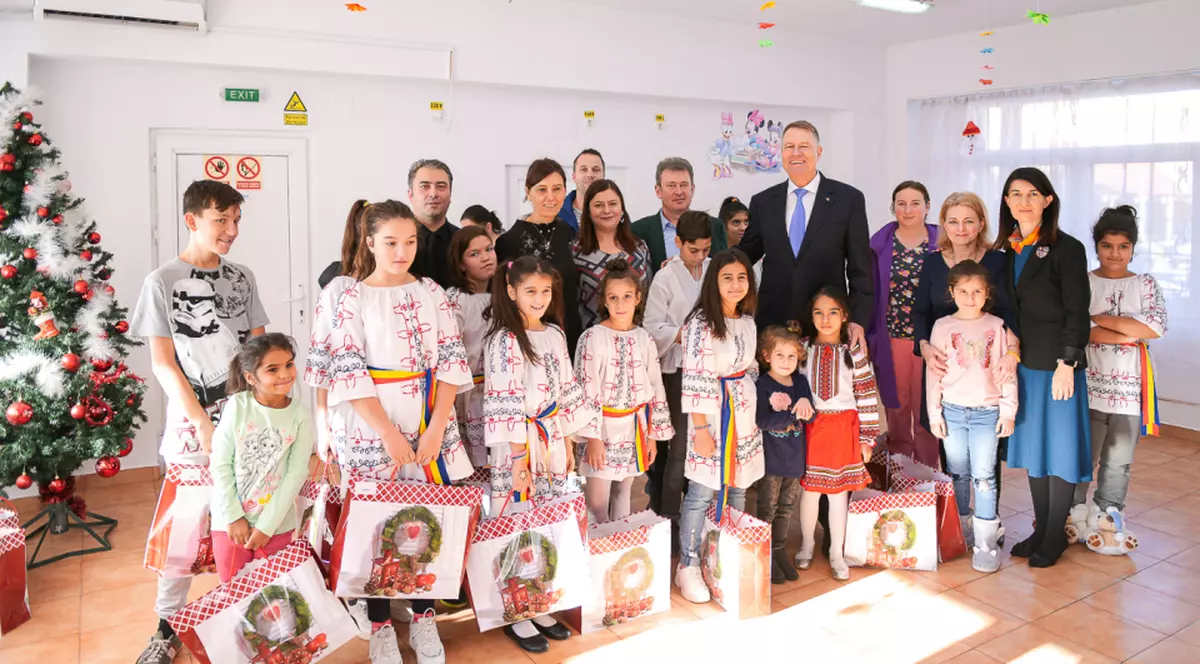 Președintele Iohannis a împărțit cadouri copiilor de la centrul Sf. Ștefan. Micuții l-au răsplătit cu un program de colinde