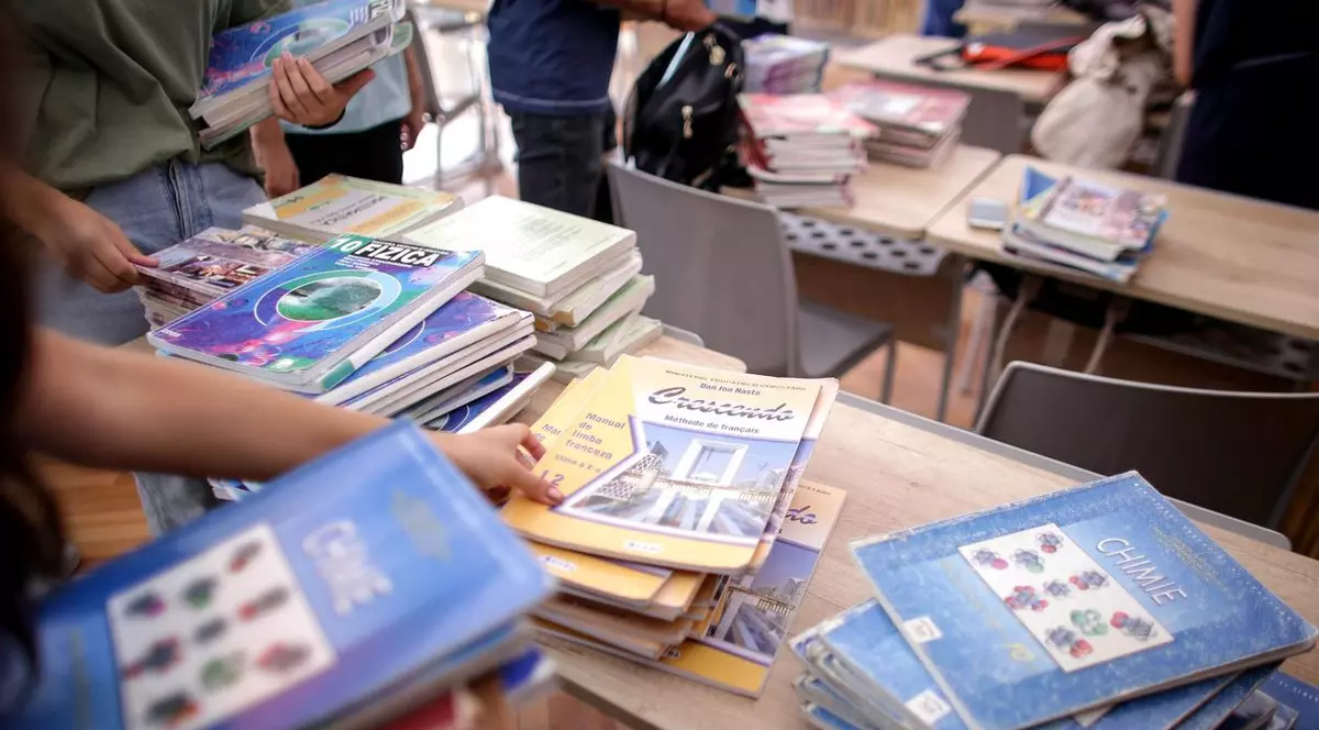 Licitația pentru manualele de clasa a VIII-a, lansată de Ministerul Educației. Se vor cumpăra peste trei milioane de exemplare