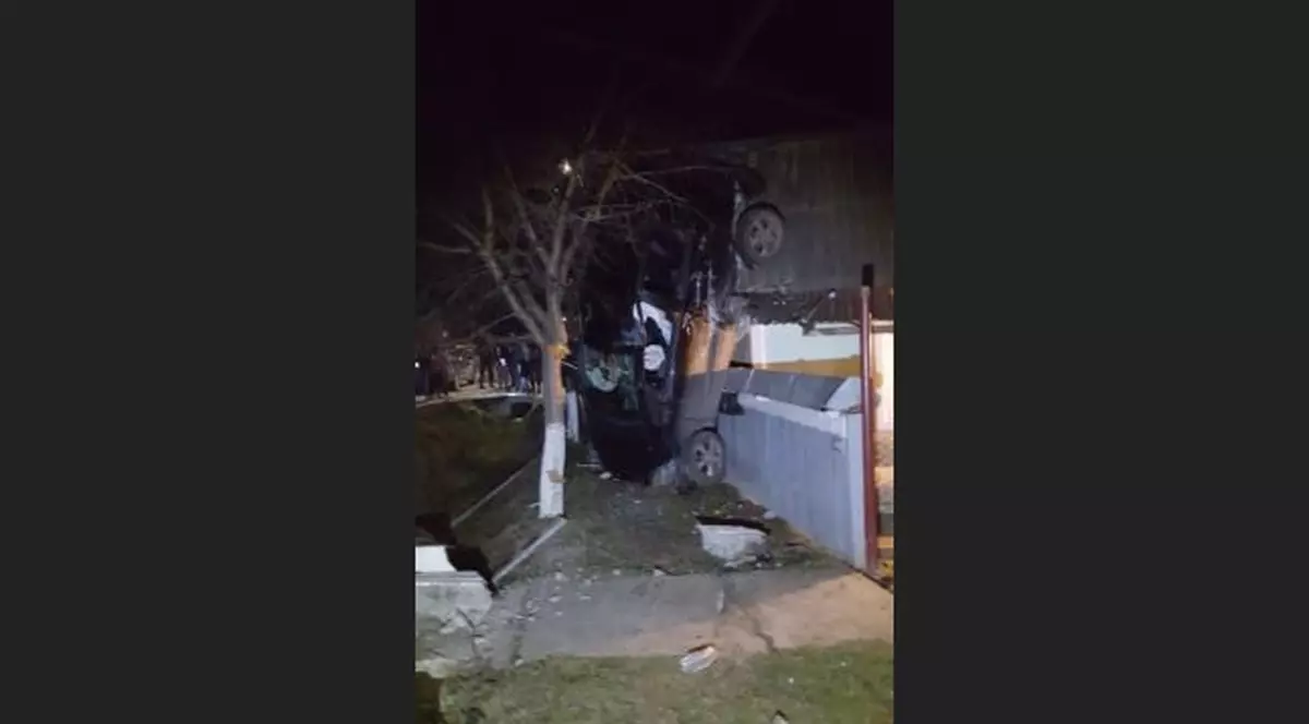 Accident incredibil în Neamț. A „sprijinit” mașina de o casă!