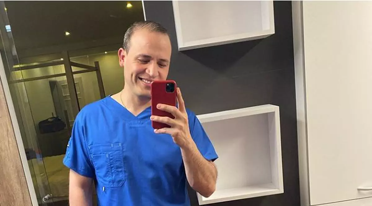 Un chirurg a ajuns vedetă pe internet. Dansează în timp ce operează!