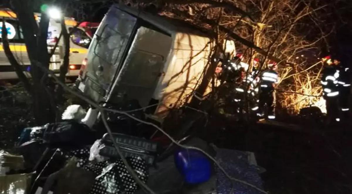 Un microbuz care aducea români din Londra, de Crăciun, implicat într-un grav accident în Neamț. Doi morți și șapte răniți