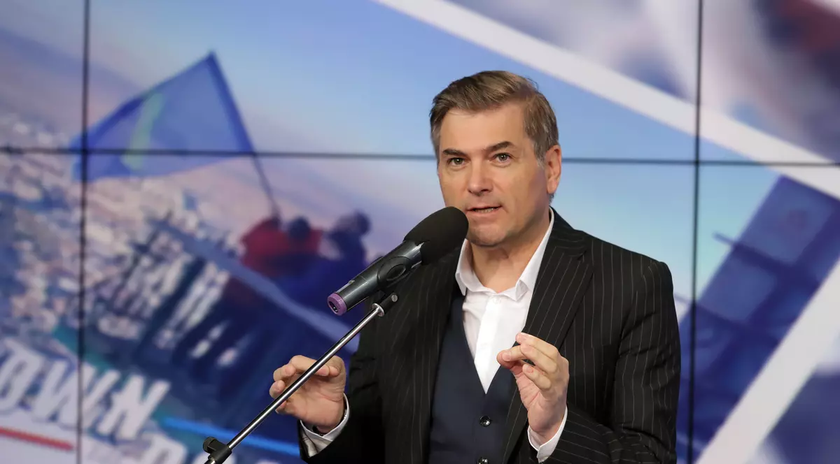 Mircea Radu s-a angajat la radio, după terminarea facultății."Sunt inginer de instalații, dar nu am profesat nici un minut!"