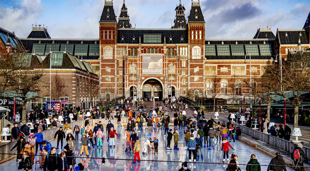 Imaginile spectaculoase de pe un patinoar din Amsterdam