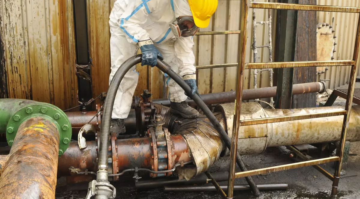 Saudi Aramco, cea mai mare companie din lume, se listează pe bursă. Om într-o intalație de petrol