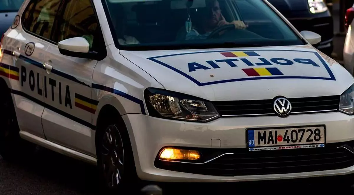 Individul a furat o mașină de Poliție chiar din curtea secției din localitatea Vânju Mare. Omul nu se află la prima nelegiuire. La începutul lunii decembrie, a furat un autoturism din parcarea unui hotel din Drobeta Turnul Severin, după ce s-a dat drept garda de corp a unui manelist,