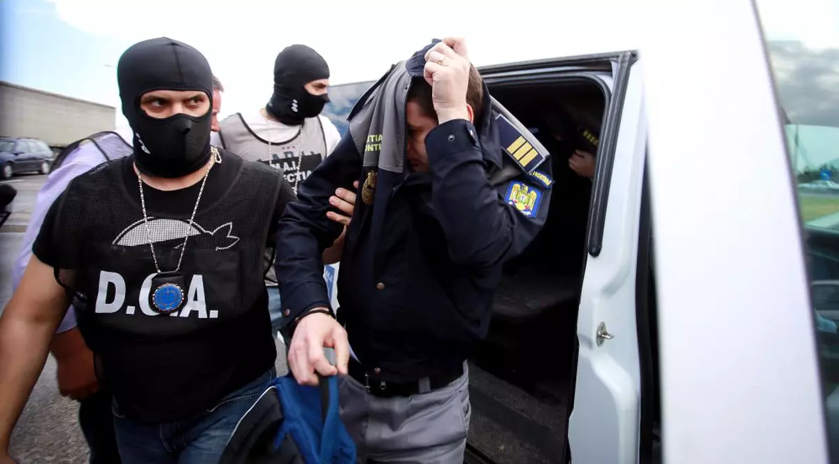 Trei polițiști din Teleorman, condamnați la închisoare pentru luare de mită foto: HEPTA